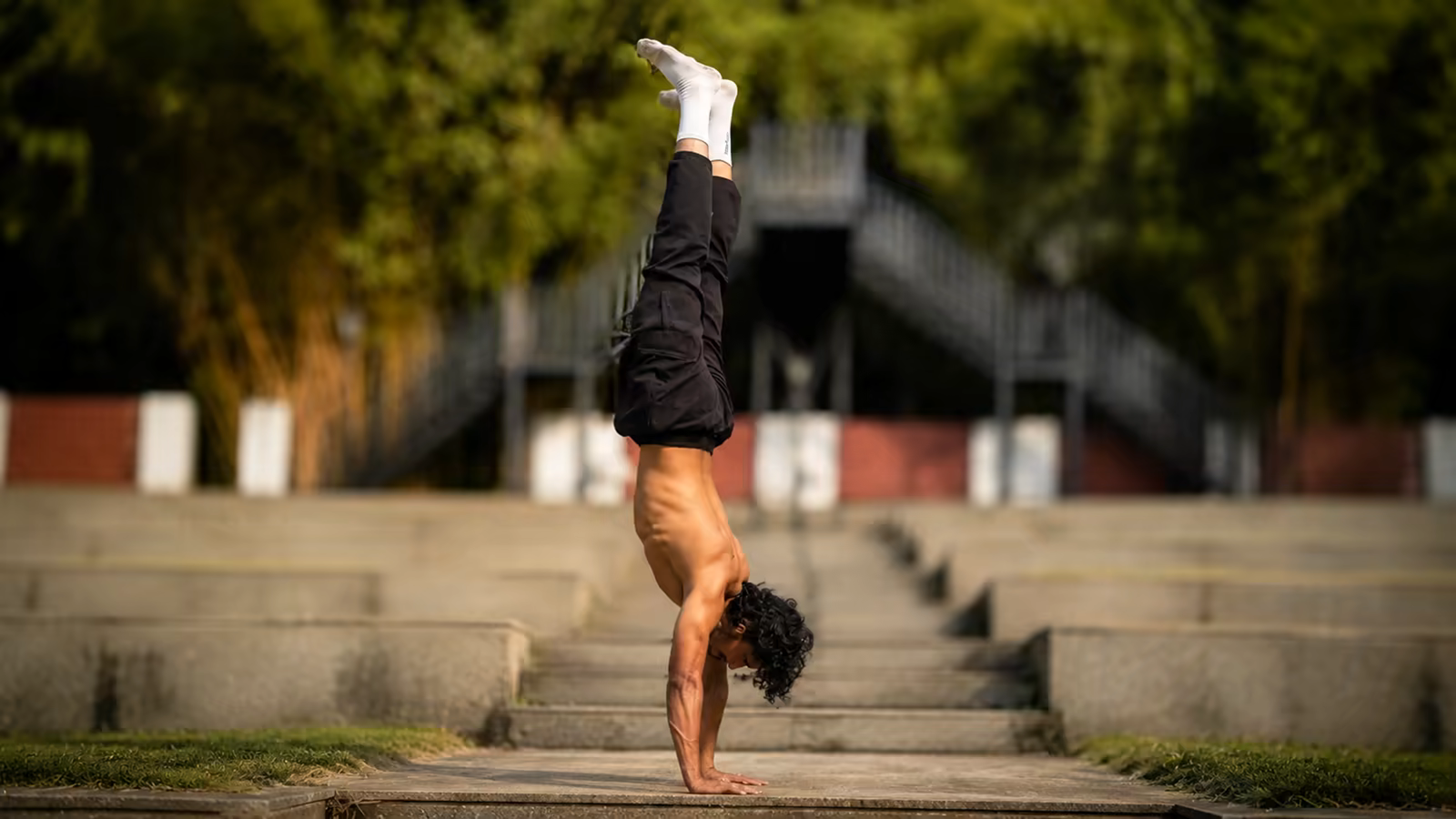 The freestanding handstand doesn't arrive with a bang. It arrives quietly — one second at a time.